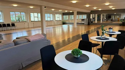 Ljus och öppen lokal med hiss och lastbrygga – perfekt för kontor, studio eller showroom i centrala Borås.