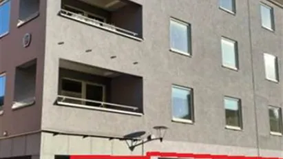 Butikslokal i Linköping med stora Skyltfönster och egen entré. Fint renoverad och flexibel för användning.