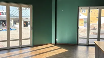Synlig hörnlokal i hjärtat av Märsta Centrum