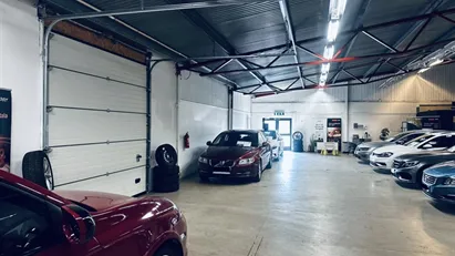 Bilhall med verkstad och kontorsdel