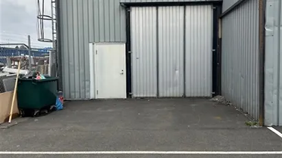 Liten lagerlokal med stor port och 35 kvm gårdsyta.