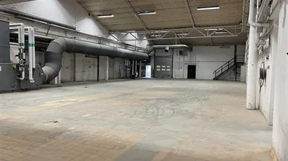 Lagerlokal med kontor, stor port och uppställningsyta – 15 min från Borås!