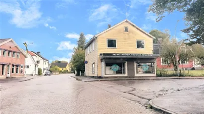 Ljus hörnlokal centralt i Örkelljunga med stora skyltfönster