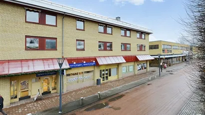 Ljus och trevlig butikslokal vid Torget i centrala Åtvidaberg. Närmsta granne är Systembolaget.