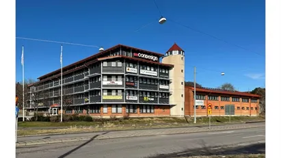 Nyrenoverat och modernt kontor på plan 1 med 4-5 kontor och ett mötesrum. Fri parkering och ett otroligt bra skyltläg...