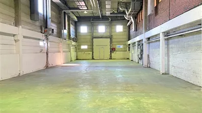 Lagerlokal om ca 950 m² med automatisk takskjutport.