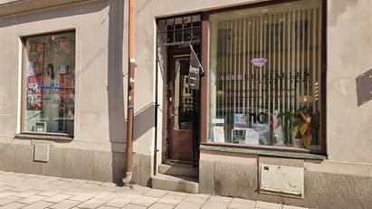 Modern affärslokal med stora fönster och högt i tak