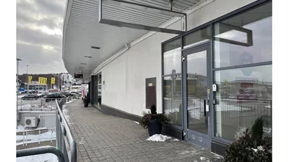 Ljus kontor/showroom i populära Sisjön med mötesrum, öppna ytor och egen terrass. Fantastiskt läge nära service och k...