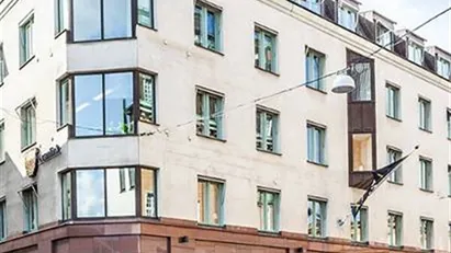 Stor lokal i ett plan med flera väderstreck. Hissar direkt från representativ entré till våningsplanet/lokalen.