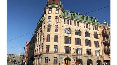 Mysigt kontor på Esperantoplatsen, med närhet till Stenpiren Resecentrum och Kungsgatan runt hörnet.