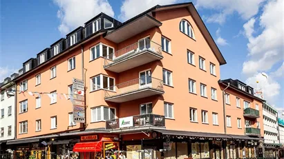 Rumsindelad lokal i flera väderstreck. Fin stor balkong mot Ågatan/Platensgatan