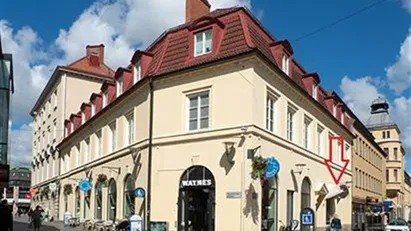 En mycket charmig lokal i centrala Linköping med högt till tak, stort skyltfönster och egen entré