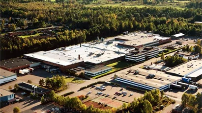 Industribyggnad bra belägen centralt i Nybro, mellan Kalmar och Växjö. Kontor, produktion/verkstad eller lager/logist...