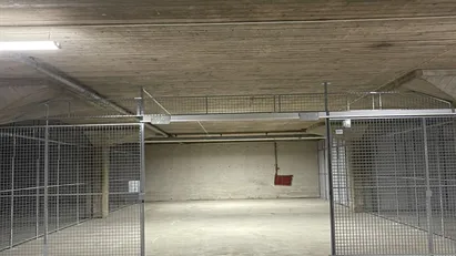 Förråden hyrs månadsvis dock minst 3 månader. I priset inkluderas värme ink el för belysning. Larm och videoövervakni...