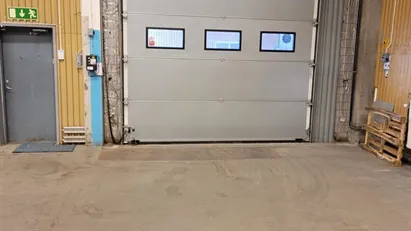 Lagerlokal med generös takhöjd.