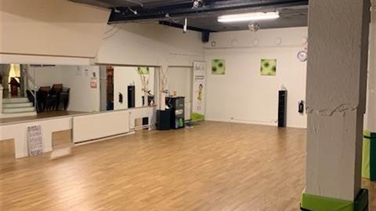 250 m2 butik, klinik, showroom i Köping att hyra