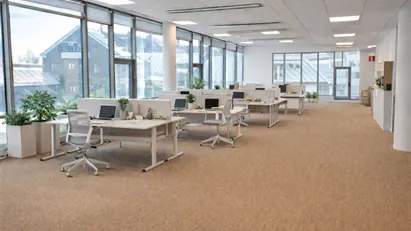 Modernt kontor i en expansiv och urban stadsdel